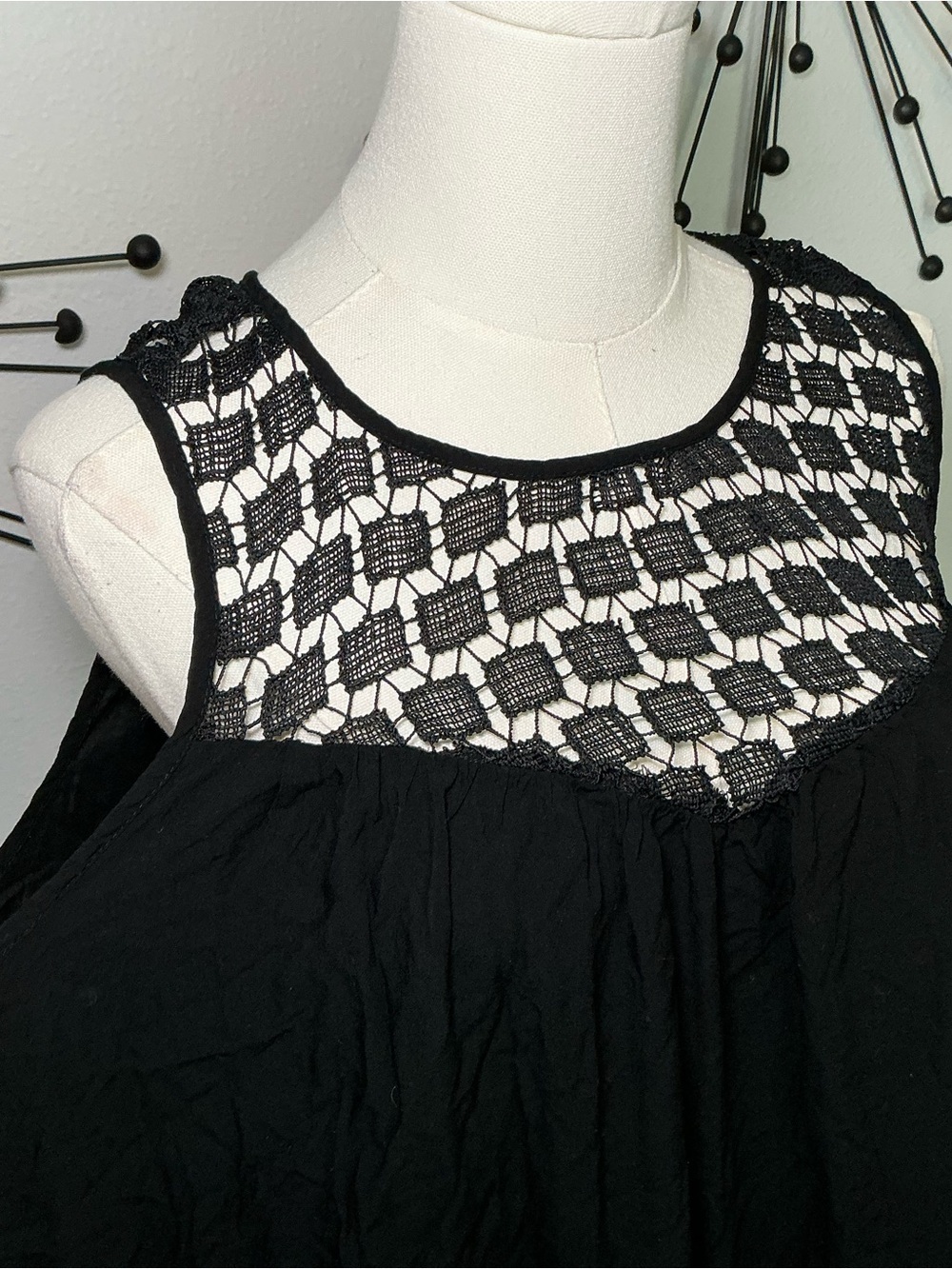 Old Navy Black Lace Yoke Sleeveless Blouse Size Large - Picture 3 of 5